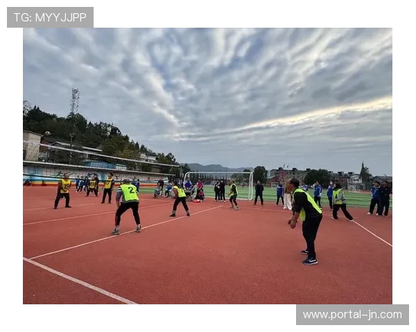 拉萨市北京中学高年级学生参与排球活动,展现昂扬精神风貌 拉萨市北京中学高年级学生参与排球活动,展现昂扬精神风貌